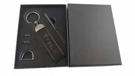 tesla-brelok-breloczek-alcantara-czarny-pudelko