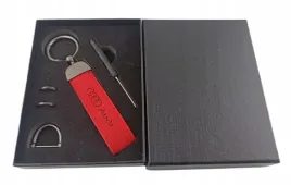 audi-brelok-breloczek-alcantara-skora-czerwony-pudelko-prezentowe