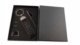 iveco-brelok-breloczek-alcantara-czarny-pudelko