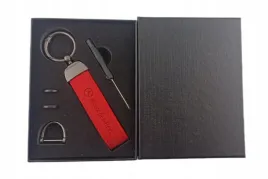 mercedes-brelok-breloczek-alcantara-skora-czerwony-pudelko