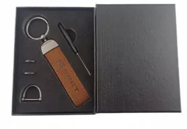 seat-brelok-breloczek-skora-alcantara-brazowy-pudelko
