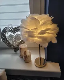 elegancka-lampa-stolowa-z-kloszem-z-bialych-pior