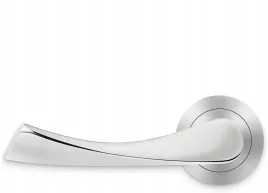 klamka-do-drzwi-przejsciowych-wewnetrznych-chromowana-zatrzask-77mm-1szt