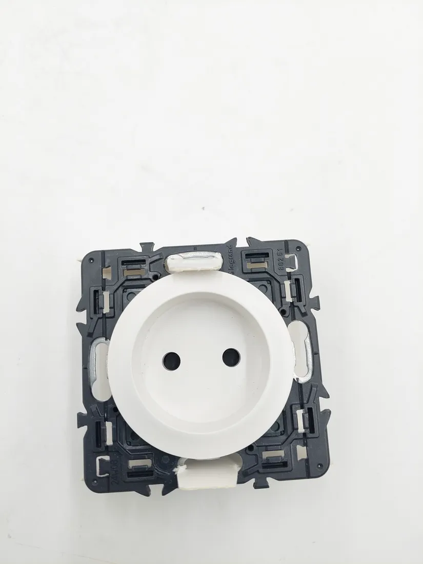 legrand-celiane-080261b-gniazdo-pojedyncze-biale-stan-powystawowy