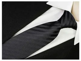 zakardowy-krawat-meski-gladki-paski-czarny-rc312