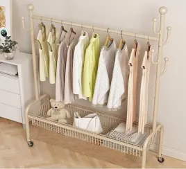 metalowy-wieszak-stojacy-bialy-80-cm-z-polka-haczykami-na-kolkach-garderob