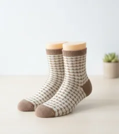 bezowe-skarpetki-w-pepitke-sella