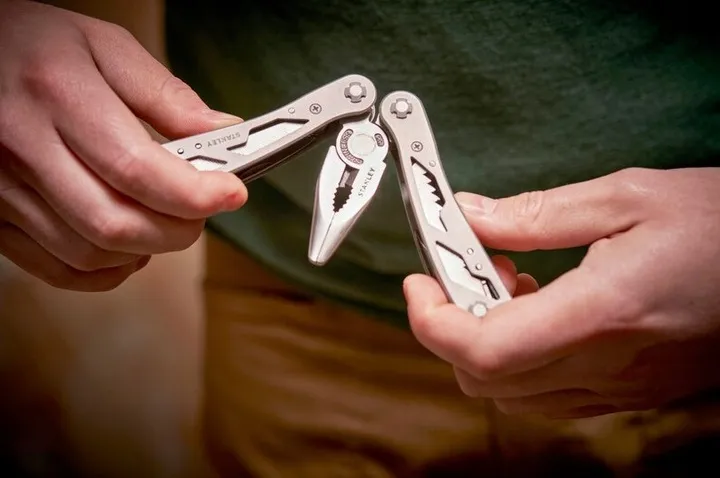 narzedzie-wielofunkcyjne-12w1-multi-tool-stanley-cechy-dodatkowe-futeral
