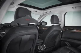 wieszak-na-marynarke-na-zaglowku-alfa-romeo-stelvio-tonale