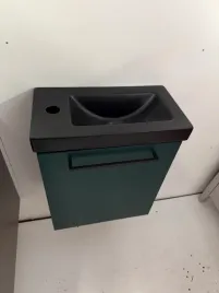 szafka-zielona-mat-drzwi-uchwyt-czarny-z-czarna-umywalka-44-cm-x-23-cm