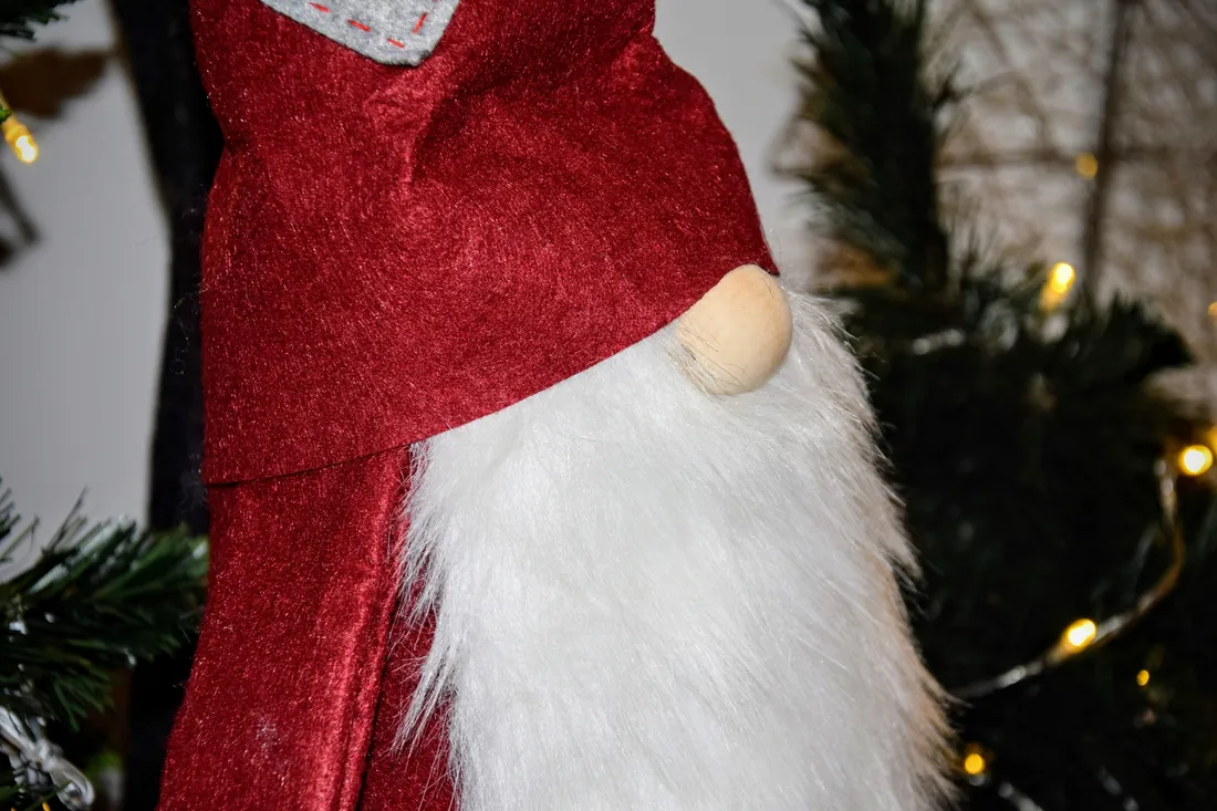 materialowy-skrzat-czerwony-95cm-stan-nowy
