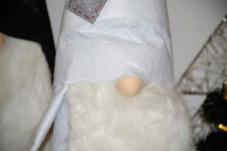 materialowy-skrzat-bialy-95cm-marka-dakls
