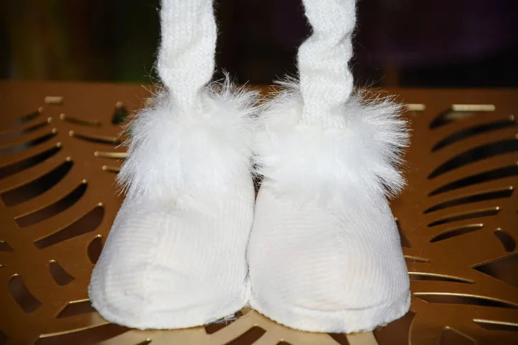 materialowy-skrzat-bialy-56cm-marka-dakls