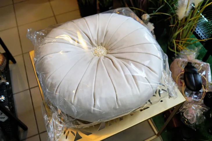 poduszka-okragla-jasny-krem-38cm-marka-dekor-pap