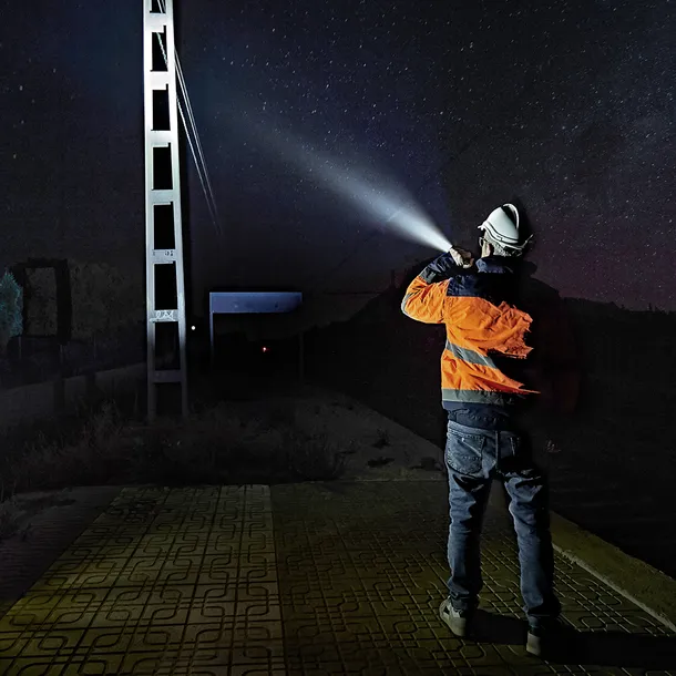 latarka-led-fenix-wf26r-zasilanie-akumulatorowe