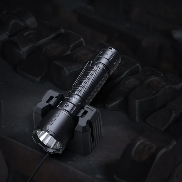 latarka-led-fenix-wf26r-wiazka-swiatla-skupiona