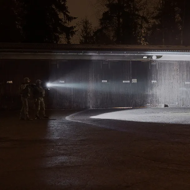 latarka-na-bron-fenix-gl23r-wiazka-swiatla-skupiona