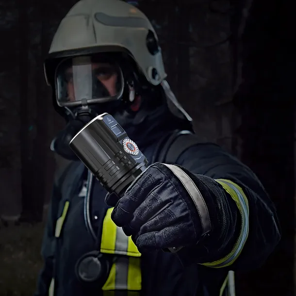 latarka-led-fenix-lr36r-wiazka-swiatla-regulowana