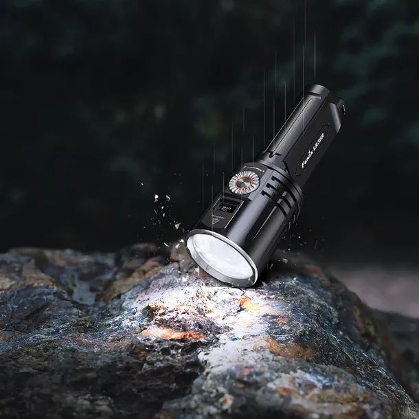 latarka-led-fenix-lr36r-cechy-dodatkowe-klips-do-mocowania