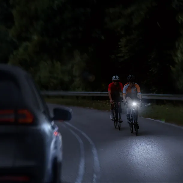 latarka-rowerowa-fenix-bc22r-zasilanie-akumulator