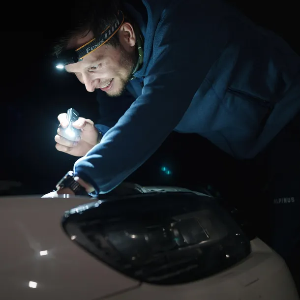 latarka-led-fenix-e06r-szara-zasilanie-akumulatorowe