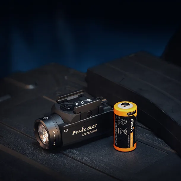 latarka-na-bron-fenix-gl07-zasilanie-bateryjne