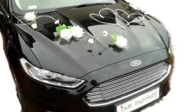 dekoracja-samochodu-ozdoby-na-auto-do-slubu-kwiaty