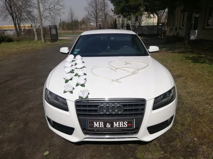 dekoracja-na-auto-slubne-ozdoby-na-samochod