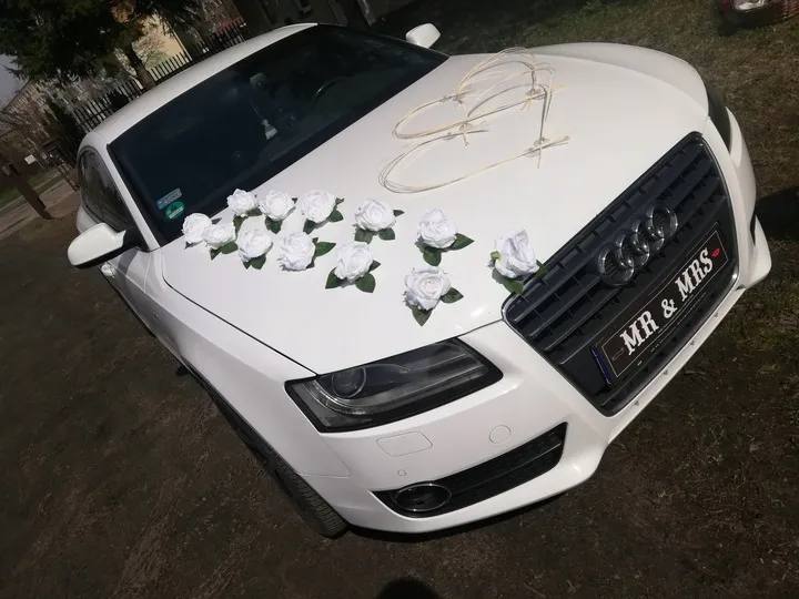dekoracja-na-auto-slubne-ozdoby-na-samochod
