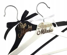 wieszaki-panna-mloda-pan-mlody-napis-zlote-lustro-komplet-wieszakow-slubny