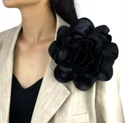 duza-broszka-kwiat-kwiatek-czarna-black-roza-atlasowa-kwiat-przypinka-20cm