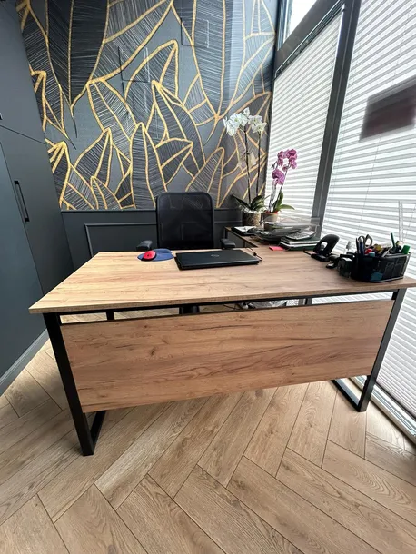 Biurko 140×70 Dąb Craft złoty – loft, maskownica kabli, blenda