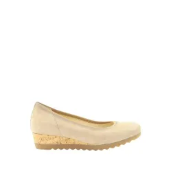 damskie-bezowe-polbuty-na-korkowej-platformie-gabor-82-641-30-39