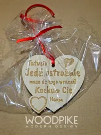 zawieszka-drewniana-z-grawerem-personalizowany-prezent-walentynkowy