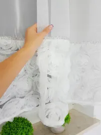woalowa-firana-gotowa-zdobiona-rozyczkami