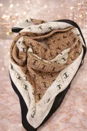 elegancka-chustka-gawroszka-z-ozdobnym-zapieciem-na-magnes