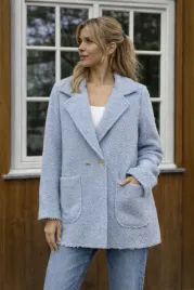 stylowy-plaszczyk-kurtka-typu-boucle-teddy-must-have-sezonu