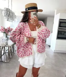 kardigan-narzucany-panterka-rozowa