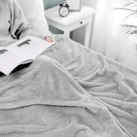 koc-zimowy-narzuta-z-granulowanym-wzorem-miekki-150-x-200-cm-jasnoszary