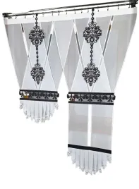panel-okienny-y-z-woalu-i-czarnym-dekorem-210x110-do-sypialni