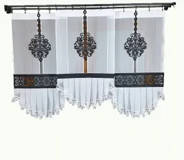 firana-z-woalu-z-gipiura-i-azurem-biala-z-czarnym-detalem-115x60cm