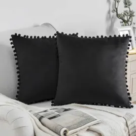 stylowa-czarna-poszewka-welur-pompony-prezent-40x40-boho-ozdoba-wnetrza