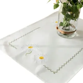 bialy-bieznik-z-haftem-stokrotki-kwiaty-50x100-cm-elegancka-dekoracja-stolu