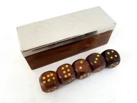 gra-w-kosci-w-pudelku-drewnianym-z-metalowym-topem