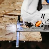 wyrzynarka-przecinarka-pila-drewna-metalu-laser-10-brzeszczotow-1400w-led-mocowanie-brzeszczotu-chwyt-uniwersalny