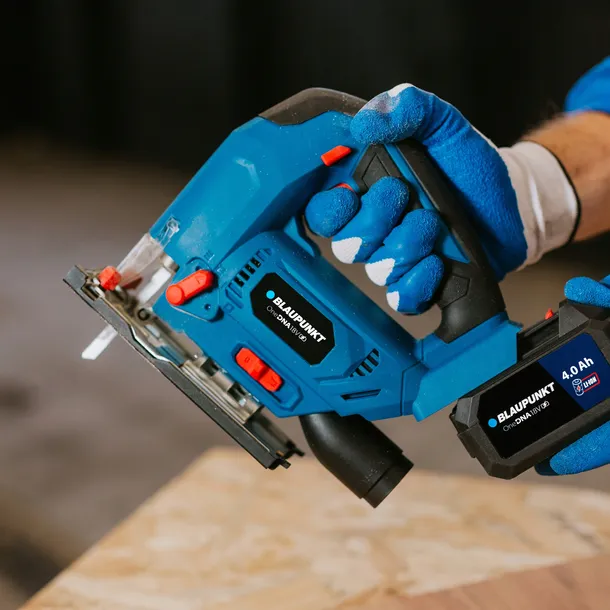 wyrzynarka-akumulatorowa-18v-do-drewna-metalu-zestaw-aku-2ah-ladowarka-rodzaj-silnika-silnik-szczotkowy