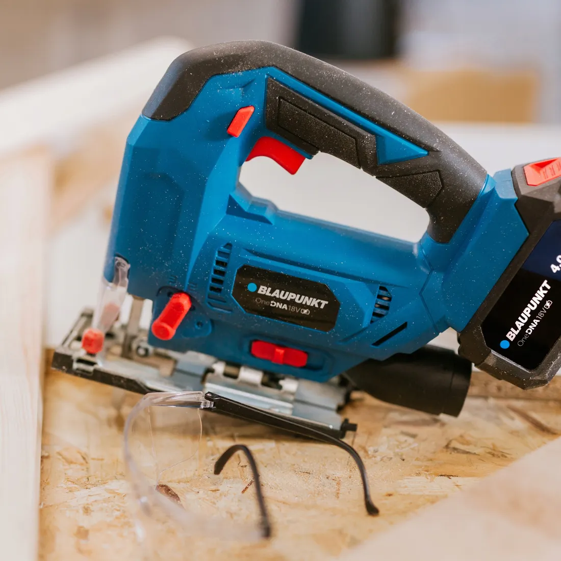 wyrzynarka-akumulatorowa-18v-do-drewna-metalu-zestaw-aku-2ah-ladowarka