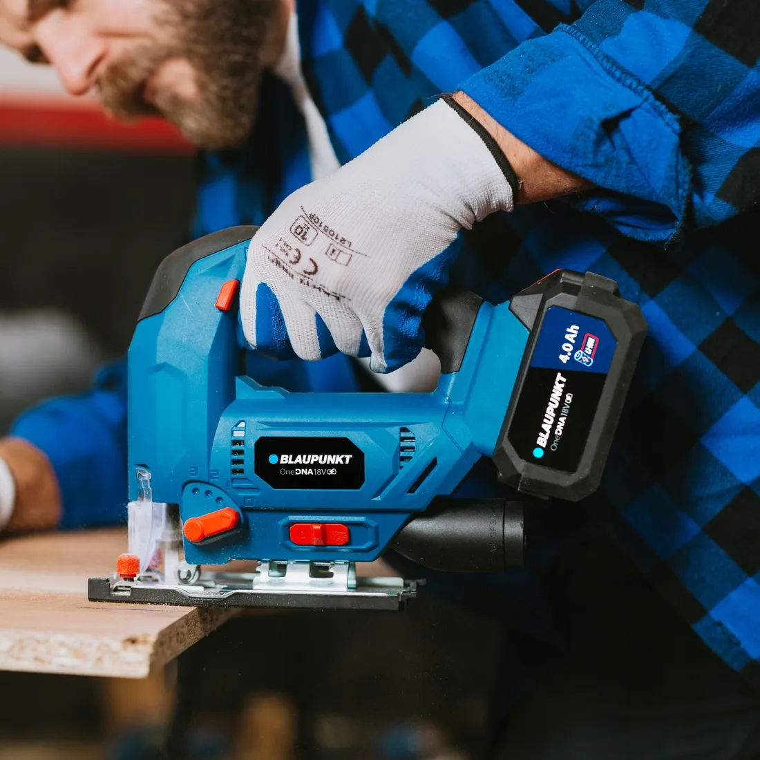 wyrzynarka-akumulatorowa-18v-do-drewna-metalu-zestaw-aku-2ah-ladowarka