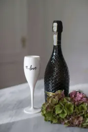 kieliszek-do-szampana-z-napisem-love-bialy-koziol