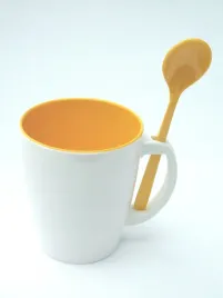 kubek-bialy-z-srodkiem-zoltym-z-lyzeczka-gimex